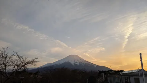 雪化粧の富士、黄金の空