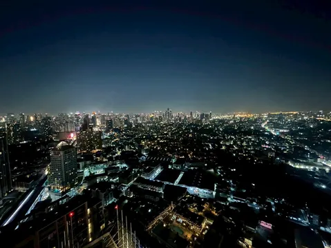 夜空へ伸びる都市の息遣い