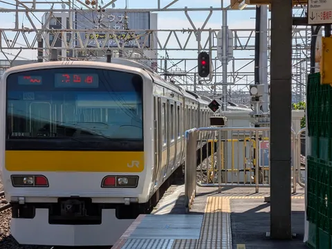 電車と駅の静かな日常