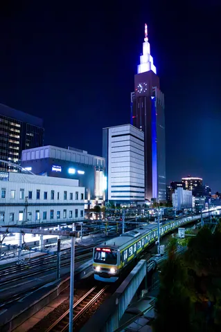 都会の夜空に光る未来都市