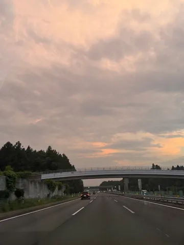 夕暮れ、空と道のコントラスト