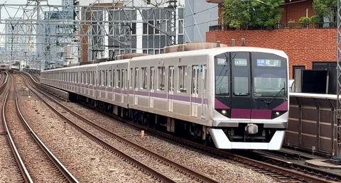 夕暮れを走る銀色列車