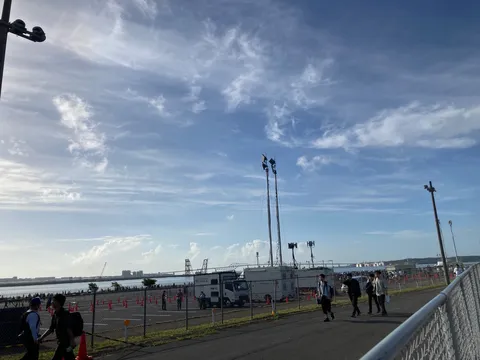 広がる空とイベント会場の片隅