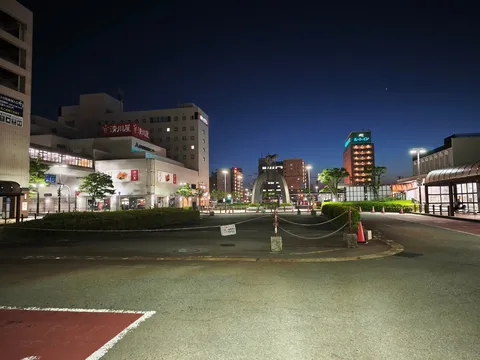 夜の静寂、街灯が照らす道