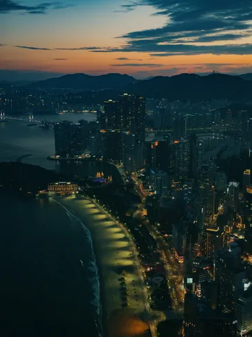 夕闇に輝く都市の絶景