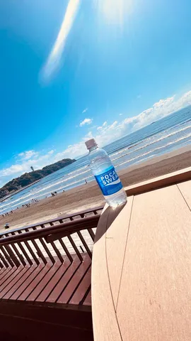 青い空とポカリ、夏の海辺のひととき