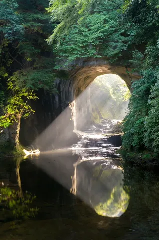 光と水の神秘の回廊
