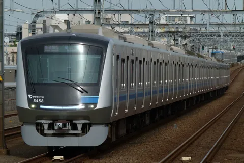 都会を駆け抜ける銀の快速列車