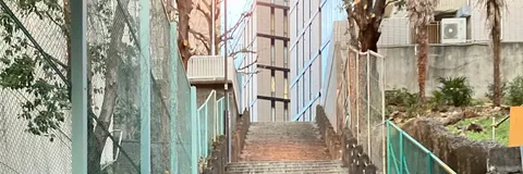 都会に続く階段の風景