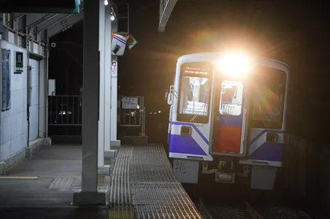 夜の駅に滑り込む光