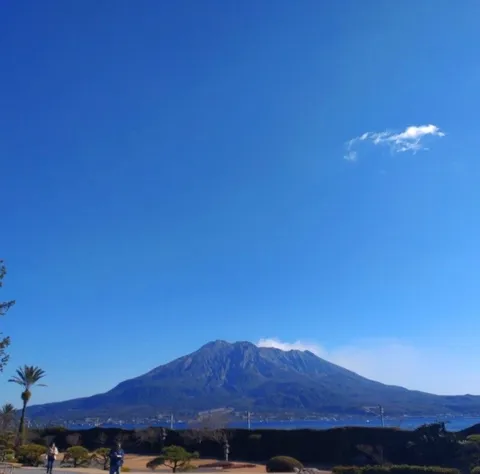 澄みわたる空と噴煙の山
