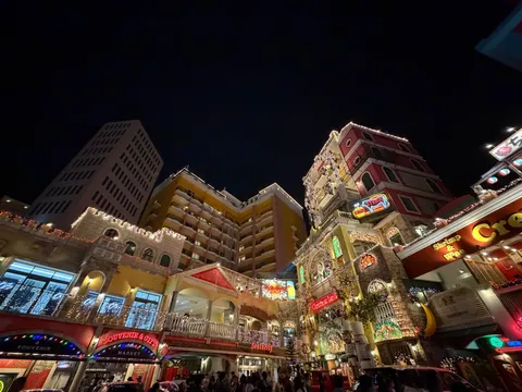 きらめく異国の夜の祝祭