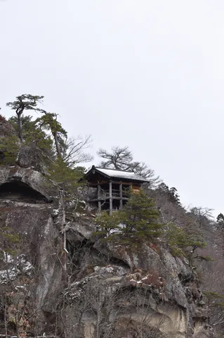 絶壁に佇む、静寂の山小屋
