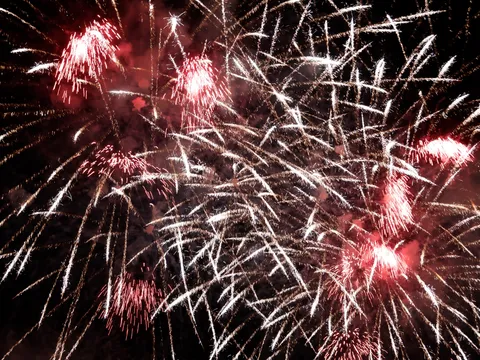 線香花火が織りなす、夜空のメッセージ