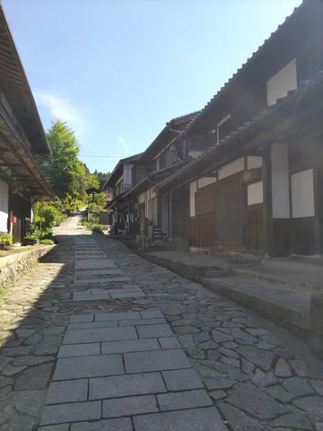 石畳の古道、静かな時の流れ