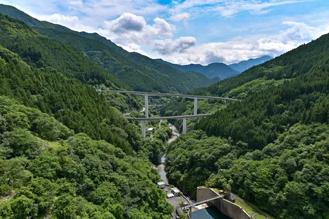 山奥にひっそり、二段の空中回廊