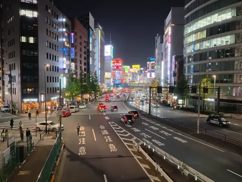 煌めくネオン、動き出す夜の街角