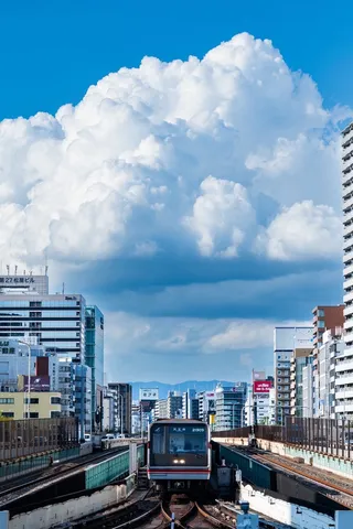 巨大雲と都会の狭間