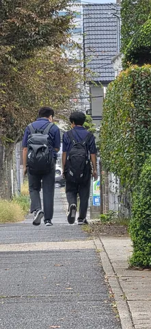 路地を抜ける背中の風景