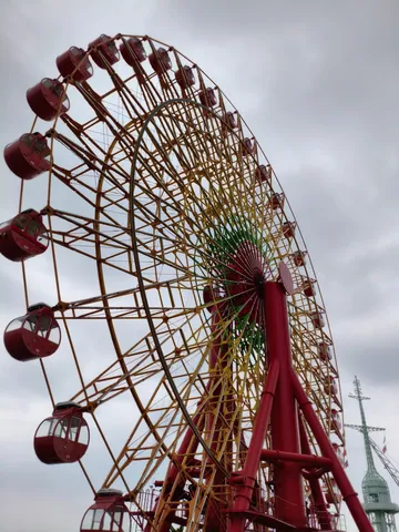 空に映えるド派手観覧車