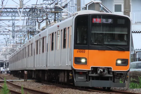 都会を駆け抜ける急行列車