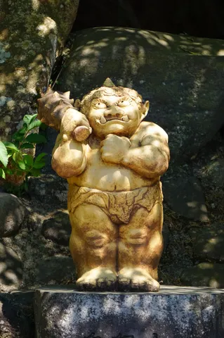 見守る金色の鬼
