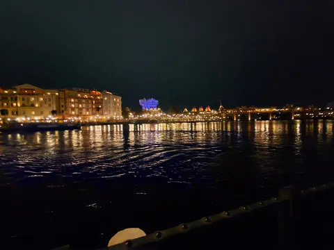 揺らめく光が魅せる夜