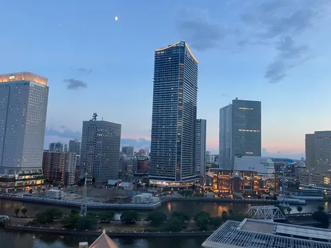 薄暮に輝く水辺の都市