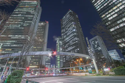 都会の夜景、光のトンネルを抜けて