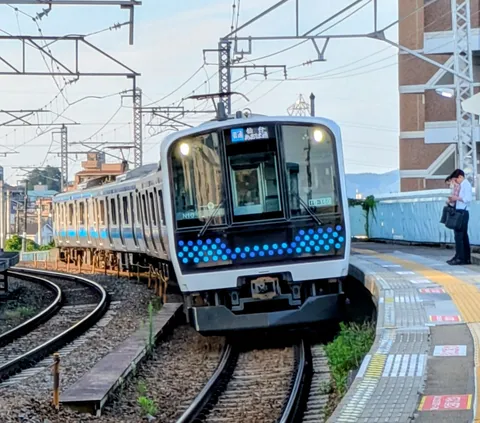 電車の顔は青い宝石箱