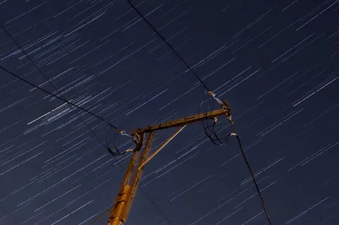 星降る夜の電力線