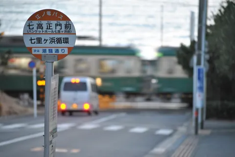 丸い案内標識と列車の影