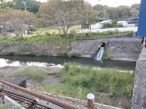 水と石の静かな流れ