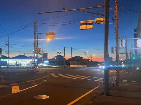 夕暮れ時の都会の交差点