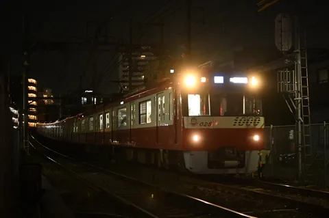 夜の帳に灯る、旅路の光