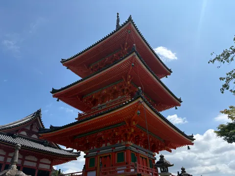 鮮やかな朱色、空に映える五重塔