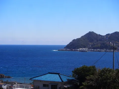 青い屋根と水平線の向こう