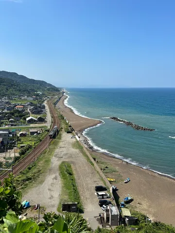 海と線路と街の情景