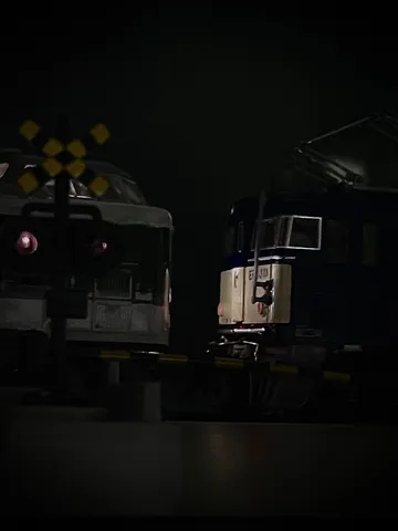 交差する夜の鉄道