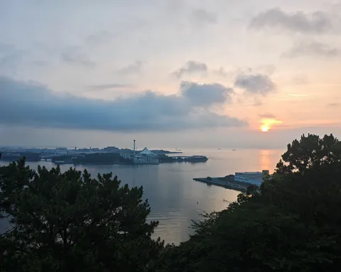 静寂の朝、都会の海辺
