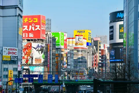 ネオンと空のコントラスト