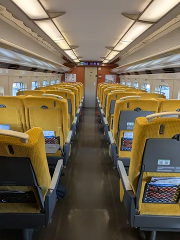 新幹線の静かな車内