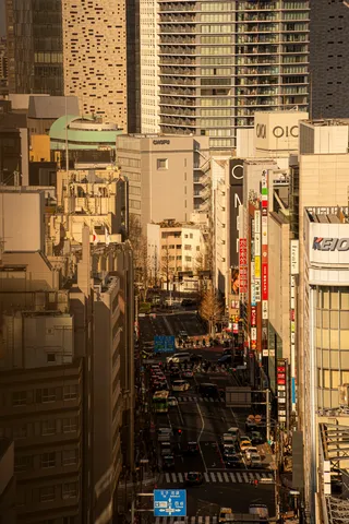 都会の夕暮れ、道行く人々