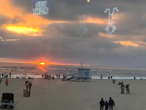 沈む夕日と海辺の静けさ