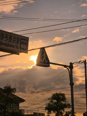 夕暮れの駅前と影の線