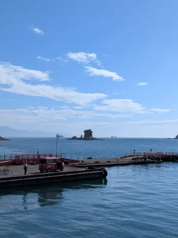 穏やかな港の日常風景