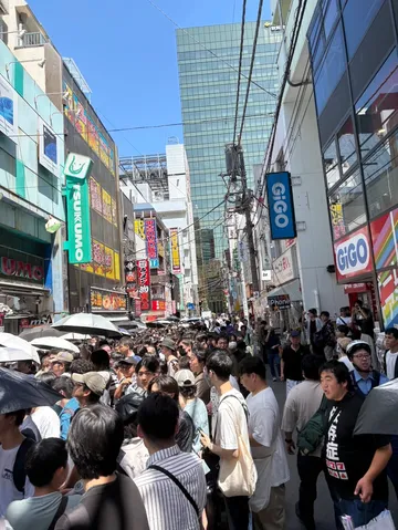 人混みの街角と青空