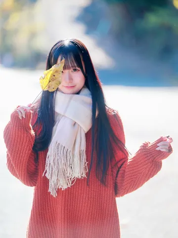 葉っぱの向こうのいたずら笑顔
