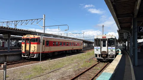 旅情を誘う、青空と列車の交差点