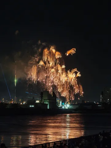 水面に揺れる夜の花火